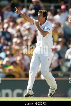 Cricket - Serie 2010 ceneri - terzo Test Match - Day Two - Australia / Inghilterra - The WACA. Steven Finn in Inghilterra celebra la scomparsa di Philip Hughes in Australia durante la terza partita di prova Ashes al WACA di Perth, Australia. Foto Stock
