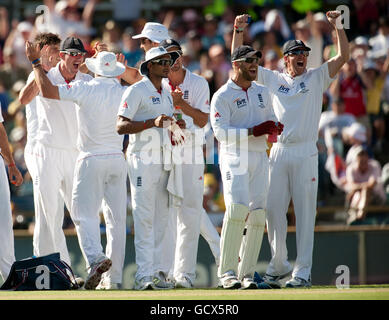 I giocatori inglesi celebrano il wicket del capitano australiano Ricky Ponting durante la terza partita di test delle ceneri al WACA, Perth, Australia. Foto Stock