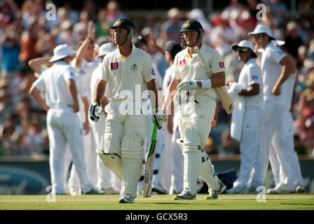 Il capitano australiano Ricky Ponting (a sinistra) lascia il campo dopo essere stato licenziato da Steven Finn in Inghilterra durante la terza partita di test delle ceneri al WACA, Perth, Australia. Foto Stock