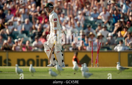 Cricket - Serie 2010 ceneri - terzo Test Match - Day Two - Australia / Inghilterra - The WACA. Michael Clarke in Australia è stato bowled da Chris Tremlett in Inghilterra durante il terzo Ash Test match al WACA di Perth, Australia. Foto Stock