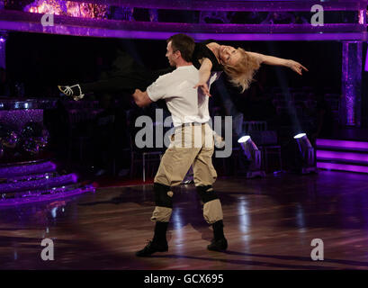 Strictly come Dancing finalista, di Pamela Stephenson con il suo partner di danza James Jordan durante le prove per la grande finale dello spettacolo che sarà trasmesso il sabato, presso il BBC Television Center a Londra ovest. Foto Stock