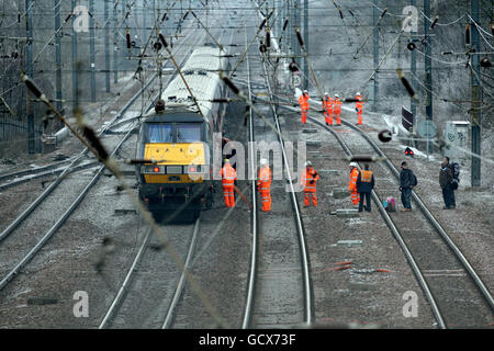 I passeggeri vengono condotti fuori dalla stazione ferroviaria di Huntingdon a Cambridgeshire, in quanto i treni della East Coast da London King's Cross sono stati cancellati. Foto Stock