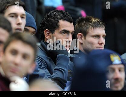 Calcio - Barclays Premier League - Manchester City v Aston Villa - City of Manchester Stadium. Carlos Tevez (centro) sulla panchina di Manchester City Foto Stock