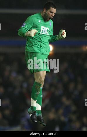 Il portiere della città di Birmingham, ben Foster, festeggia dopo il compagno di squadra Lee Bowyer (non illustrato) segna l'obiettivo di equalizzazione del loro lato Foto Stock