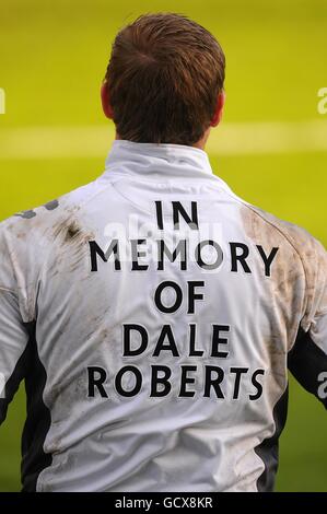 Il portiere di Fulham David Stockdale indossa un top di allenamento con un Messaggio di tributo che legge 'in memoria di Dale Roberts' Foto Stock
