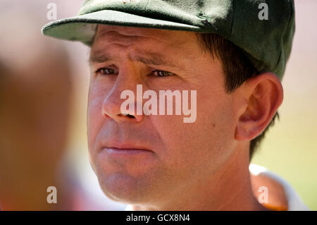 Il capitano australiano Ricky Ponting dopo aver perso la quarta prova al Melbourne Cricket Ground di Melbourne, Australia. Foto Stock