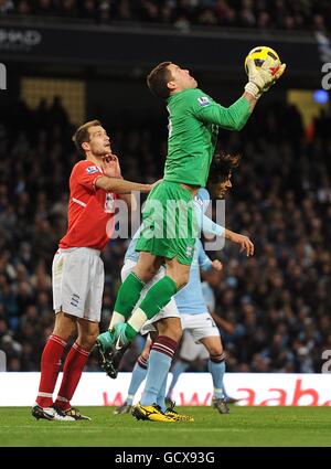 Calcio - Barclays Premier League - Manchester City / Birmingham City - City of Manchester Stadium. Il portiere di Birmingham ben Foster (a destra) fa un salvataggio Foto Stock