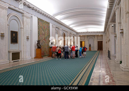 Un gruppo di visitatori all'interno del Palazzo del Parlamento Palatul Parlamentului il secondo edificio amministrativo al mondo situato su Dealul Arsenalului nel centro di Bucarest, Romania Foto Stock