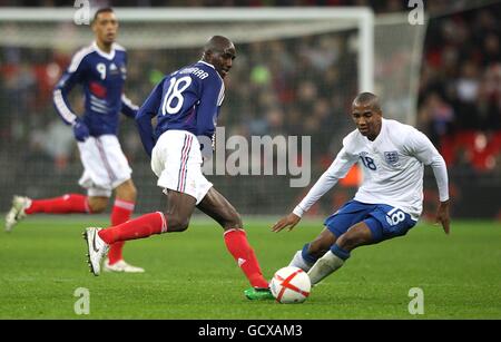 Ashley Young (a destra) in Inghilterra in azione con l'Alou Diarra francese Foto Stock