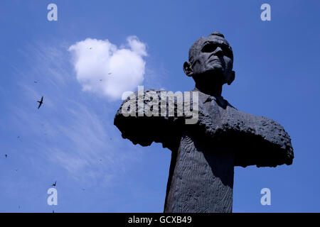 Memorial Sculpture di scultore rumeno Mihai Buculei, ( 1996 ) raffigurante Corneliu Coposu che era un conservatore rumeno e anti-comunista si trova in Viale della Vittoria Calea Victoriei un viale principale nel centro di Bucarest. La Romania Foto Stock