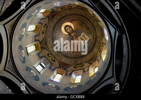 Cristo Pantocratore decora il soffitto a cupola della Chiesa ortodossa rumena Biserica Sfantul Visarion a Bucarest Romania Foto Stock