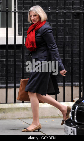 Il Segretario dell'Home Theresa May arriva per l'odierna riunione del Gabinetto al 10 di Downing Street a Londra. Foto Stock