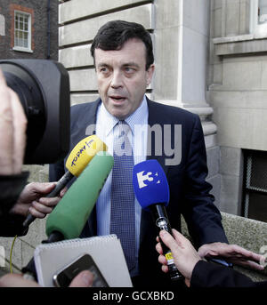 Il Ministro delle finanze irlandese Brian Lenihan arriva questa mattina per un incontro di gabinetto presso gli edifici governativi di Dublino. Foto Stock