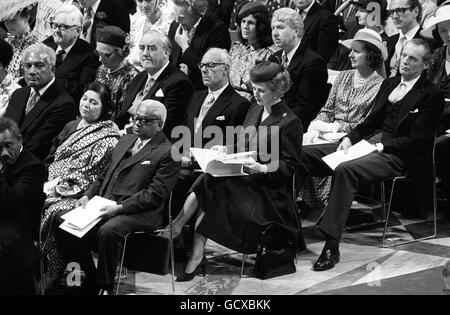 Il primo ministro, Margaret Thatcher e suo marito, Denis, tra la congregazione della cattedrale di San Paolo per le nozze del Principe di Galles e Lady Diana Spencer. Accanto al signor Thatcher è seduto il segretario all'abitazione Willie Whitelaw. Foto Stock