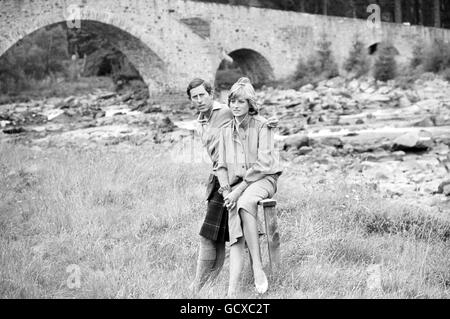 Il Principe e la Principessa di Galles si fermano durante la loro passeggiata di campagna lungo le rive del fiume Dee, durante la loro vacanza al Castello Balmoral, dove soggiornano con la Regina e altri membri della Famiglia reale. Foto Stock