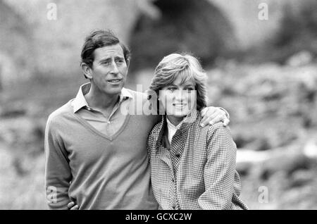 Il Principe e la Principessa di Galles si fermano durante la loro passeggiata di campagna lungo le rive del fiume Dee, durante la loro vacanza al Castello Balmoral, dove soggiornano con la Regina e altri membri della Famiglia reale. Foto Stock