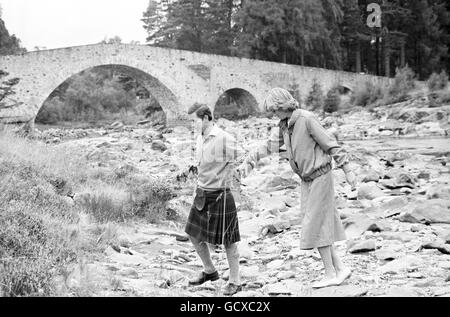 Il Principe e la Principessa di Galles si fermano durante la loro passeggiata di campagna lungo le rive del fiume Dee, durante la loro vacanza al Castello Balmoral, dove soggiornano con la Regina e altri membri della Famiglia reale. Foto Stock