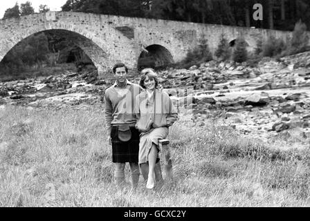 Il Principe e la Principessa di Galles si fermano durante la loro passeggiata di campagna lungo le rive del fiume Dee, durante la loro vacanza al Castello Balmoral, dove soggiornano con la Regina e altri membri della Famiglia reale. Foto Stock