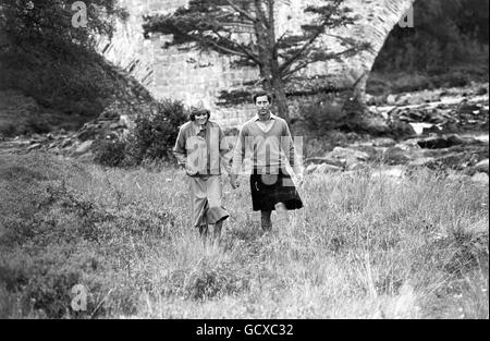 Il Principe e la Principessa di Galles si fermano durante la loro passeggiata di campagna lungo le rive del fiume Dee, durante la loro vacanza al Castello Balmoral, dove soggiornano con la Regina e altri membri della Famiglia reale. Foto Stock