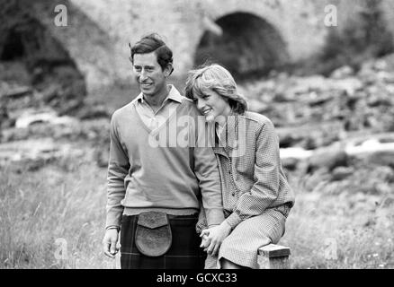 Il Principe e la Principessa di Galles si fermano durante la loro passeggiata di campagna lungo le rive del fiume Dee, durante la loro vacanza al Castello Balmoral, dove soggiornano con la Regina e altri membri della Famiglia reale. Foto Stock