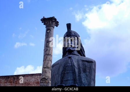 Il busto di Vlad Tepes lungoil rovine di Curtea Veche ( la vecchia corte principesca) costruito come un palazzo o di residenza durante la regola di Vlad III Dracula nel 1459 nel quartiere storico della città vecchia di Bucarest Romania Foto Stock