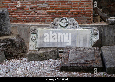 Rovine di Curtea Veche ( la vecchia corte principesca) costruito come un palazzo o di residenza durante la regola di Vlad III Dracula nel 1459 nel quartiere storico della città vecchia di Bucarest Romania Foto Stock