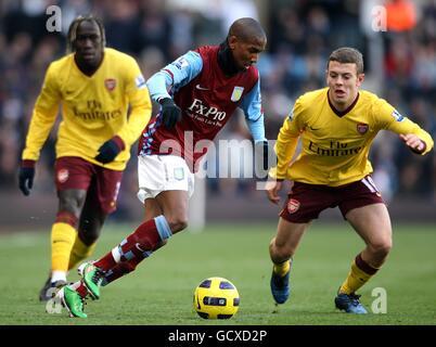 Calcio - Barclays Premier League - Aston Villa / Arsenal - Villa Park. Ashley Young (centro) di Aston Villa in azione con Jack Wilshere di Arsenal (a destra) Foto Stock