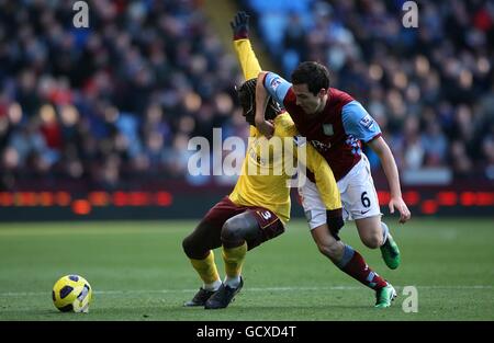 Il Bacary Sagna dell'Arsenal (a sinistra) tiene fuori la sfida da Aston Villa Stewart Downing Foto Stock