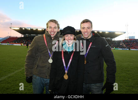 I nuotatori scozzesi David Carry (a sinistra), Hannah Miley e Robbie Renwick mostrano le loro medaglie del Commonwealth Games 2010 a metà tempo durante la partita EMC Autumn Test al Pittodrie Stadium di Edimburgo. Foto Stock