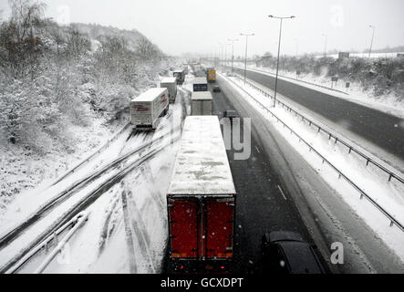 Gli autocarri parcheggiati sulla spalla dura dell'autostrada M25 a Reigate, Surrey, come grandi aree della Gran Bretagna sono stati portati a un arresto oggi come il grande congelamento ha stretto la sua presa sulla nazione. Foto Stock