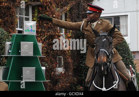 Trooper Kuziva Dapira dei re truppa reale artiglieria Cavallo sul suo cavallo, Caprice, durante una fotocellula a St John's Wood Barracks, a sostegno della carità delle forze armate UK4U, che invierà 22,500 scatole di Natale ai soldati che servono all'estero quest'anno. Foto Stock