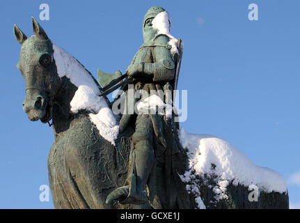 La neve si deposita sulla statua di Robert the Bruce nel luogo della Battaglia di Bannockburn, a Stirling, come grandi aree della Gran Bretagna sono state portate ad un arresto oggi come il grande congelamento ha stretto la sua presa sulla nazione. Foto Stock