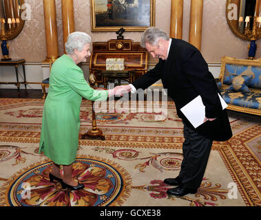 La Regina Elisabetta II della Gran Bretagna stringe le mani con sua Eccellenza l'Ambasciatore dell'Ucraina Vologymyr Khandogiy, prima di presentare le sue credenziali durante un incontro privato a Buckingham Palace nel centro di Londra. Foto Stock