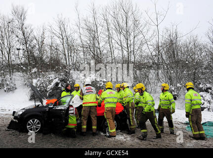 I vigili del fuoco tagliano il tetto da un veicolo sulla A689 vicino a Bishop Auckland, contea di Durham, dopo un incidente in condizioni di insidia. Foto Stock