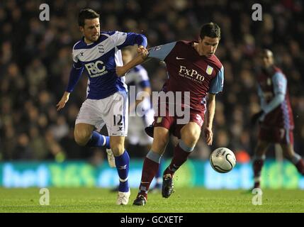 Aston Villa's Ciaran Clark e Barry Ferguson di Birmingham (a sinistra) combatti per la palla Foto Stock