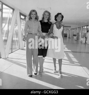 Tre concorrenti per i prossimi mesi Miss Universo a Hong Kong, (da sinistra a destra), Miss Scozia, Carol Grant, Miss Irlanda, Elaine o'Hora e Miss England, Pauline Davies, che partono dall'aeroporto di Heathrow. Foto Stock