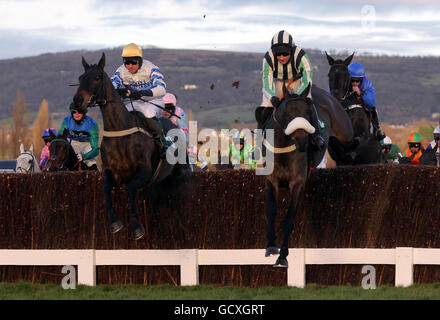 L'eventuale vincitore di Midnight Chase guidato da Dougie Costello salta sulla strada per la vittoria nella Majordomo Hospitality handicap Chase Steeple al Cheltenham Racecourse, Cheltenham. Foto Stock