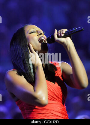 Alexandra Burke si esibisce durante lo spettacolo di Natale SARGENT PRESSO la Royal Albert Hall di Londra. Foto Stock