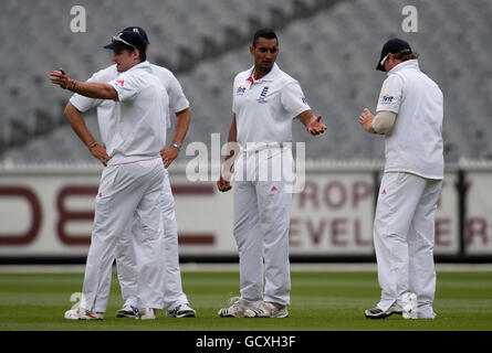 Il capitano inglese Andrew Strauss parla a Tim Brennan e Ajmal Shahzad durante il secondo test di Ashes all'Adelaide Oval di Adelaide, Australia. Foto Stock