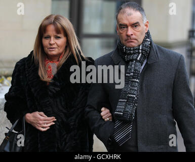 Tommy e Gail Sheridan arrivano alla High Court di Glasgow, dove sono sotto processo accusati di aver mentito sotto giuramento durante la riuscita azione di diffamazione del signor Sheridan contro il giornale News of the World del 2006. Foto Stock