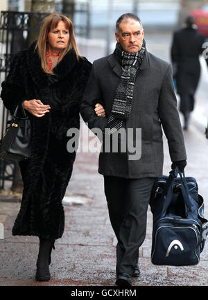 Tommy e Gail Sheridan arrivano alla High Court di Glasgow, dove sono sotto processo accusati di aver mentito sotto giuramento durante la riuscita azione di diffamazione del signor Sheridan contro il giornale News of the World del 2006. Foto Stock