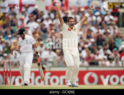 Cricket - Serie 2010 ceneri - terzo Test Match - Day Four - Australia / Inghilterra - The WACA. Ryan Harris in Australia celebra la scomparsa della campana inglese Ian durante la terza partita del test Ashes al WACA di Perth, Australia. Foto Stock