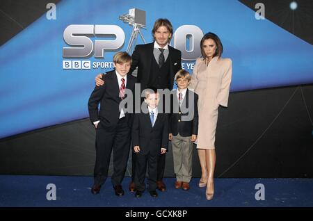 David e Victoria Beckham con i figli Brooklyn, Cruz e Romeo (davanti a sinistra a destra) in arrivo per il 2010 BBC Sports Personality of the Year Awards alla LG Arena, Birmingham. Foto Stock