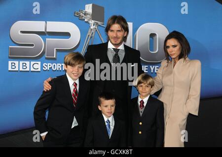 David e Victoria Beckham con i figli Brooklyn, Cruz e Romeo (davanti a sinistra a destra) in arrivo per il 2010 BBC Sports Personality of the Year Awards alla LG Arena, Birmingham. Foto Stock