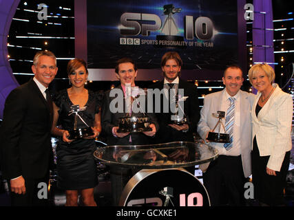 (Sinistra-destra) presentatore Gary Lineker, terzo posto Jessica Ennis, Vincitore Tony McCoy, Vincitore del premio Lifetime Achievement, David Beckham, secondo posto Phil Taylor e presentatore sue Barker durante il BBC Sport Personality of the Year Awards presso la LG Arena di Birmingham. Foto Stock