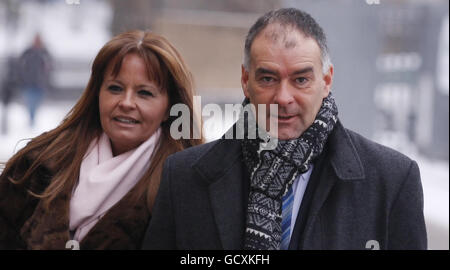 Tommy e Gail Sheridan arrivano alla High Court di Glasgow, dove Sheridan è accusato di aver mentito sotto giuramento durante la sua efficace azione di diffamazione contro il giornale News of the World del 2006. Foto Stock