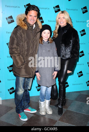 Oliver Wheeler e l'attrice Tina Hobley con sua figlia Isabella al lancio di Skate alla Somerset House, a Londra. PREMERE ASSOCIAZIONE foto. Data immagine: Lunedì 22 novembre 2010. Il credito fotografico dovrebbe essere: Ian West/PA Foto Stock