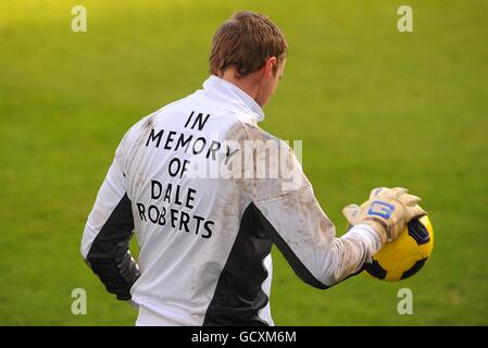 Il portiere di Fulham David Stockdale indossa un top di allenamento con un Messaggio di tributo che legge 'in memoria di Dale Roberts' Foto Stock