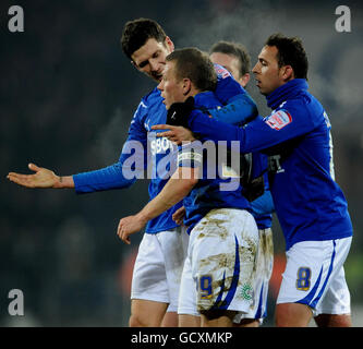 Craig Bellamy di Cardiff City celebra il suo obiettivo contro Coventry City con Mark Hudson (a sinistra) e Michael Chopra (a destra) durante la partita del campionato Npower al Cardiff City Stadium di Cardiff. Foto Stock