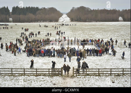 La gente si riunisce per vedere cavalli e abbracci all'inizio proposto a Worcester Lodge, Didmarton, in Gloucestershire per la caccia del duca di Beaufort che è stato annullato a causa del clima freddo e delle condizioni del terreno duro. Foto Stock